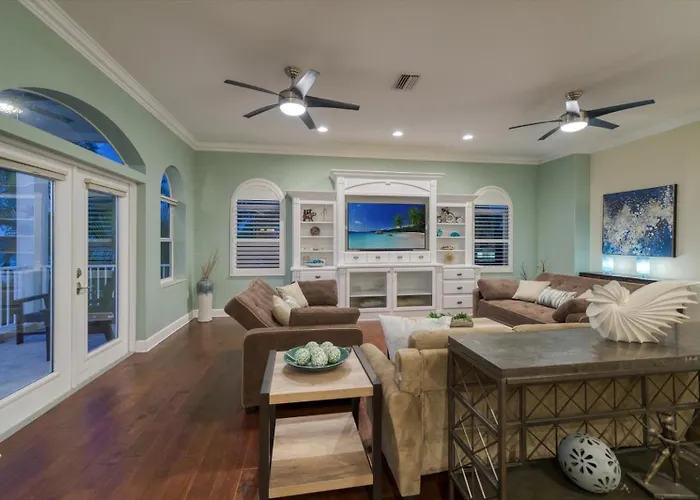 Waterfront Luxury W/ Heated Salt Pool & Golf Cart Holiday home *