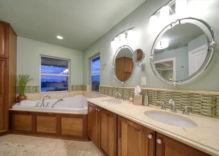Holiday home Waterfront Luxury W/ Heated Salt Pool & Golf Cart