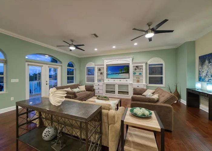 Waterfront Luxury W/ Heated Salt Pool & Golf Cart Holiday home Clearwater Beach