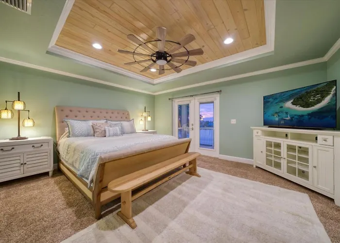 Waterfront Luxury W/ Heated Salt Pool & Golf Cart Holiday home *