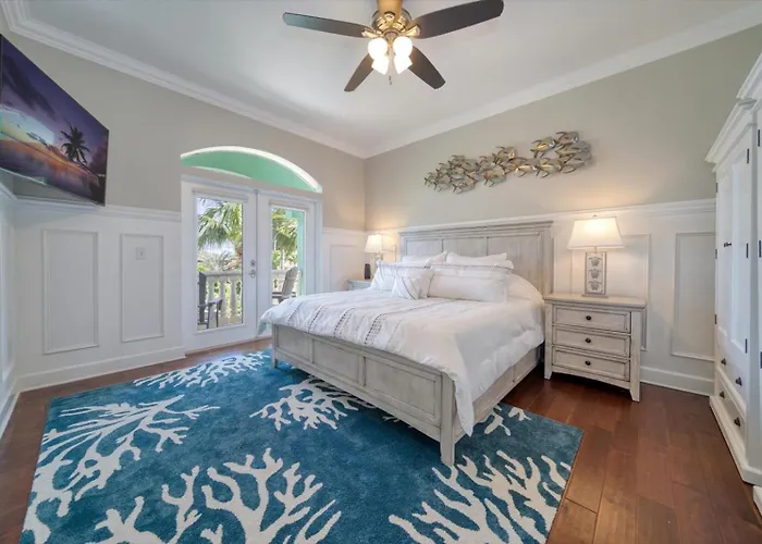 Waterfront Luxury W/ Heated Salt Pool & Golf Cart Holiday home *