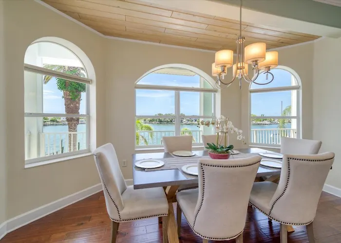 Holiday home Waterfront Luxury W/ Heated Salt Pool & Golf Cart