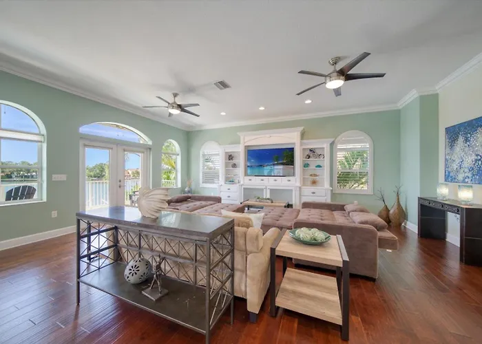 Waterfront Luxury W/ Heated Salt Pool & Golf Cart Holiday home