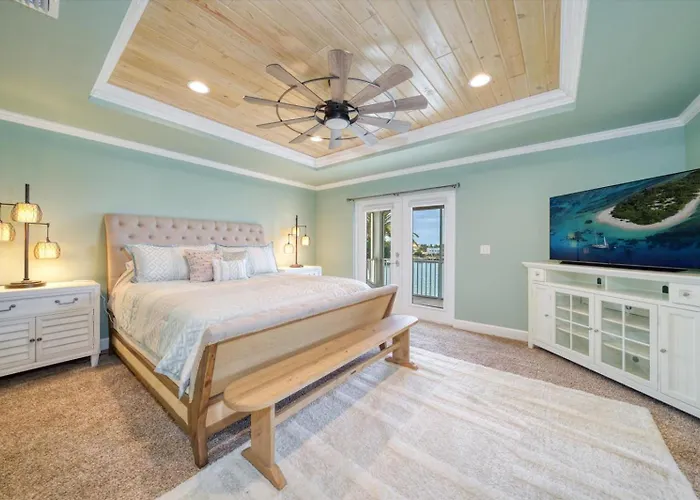 Waterfront Luxury W/ Heated Salt Pool & Golf Cart Holiday home