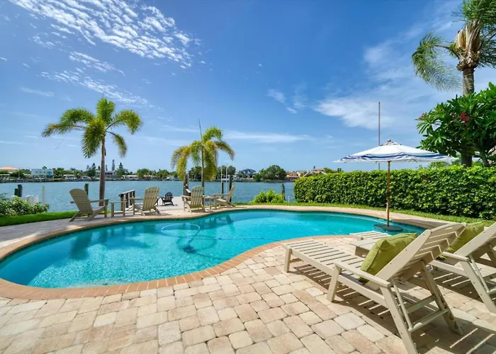 Waterfront Luxury W/ Heated Salt Pool & Golf Cart Holiday home *
