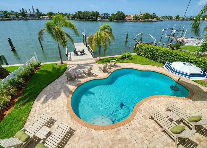 Holiday home Waterfront Luxury W/ Heated Salt Pool & Golf Cart