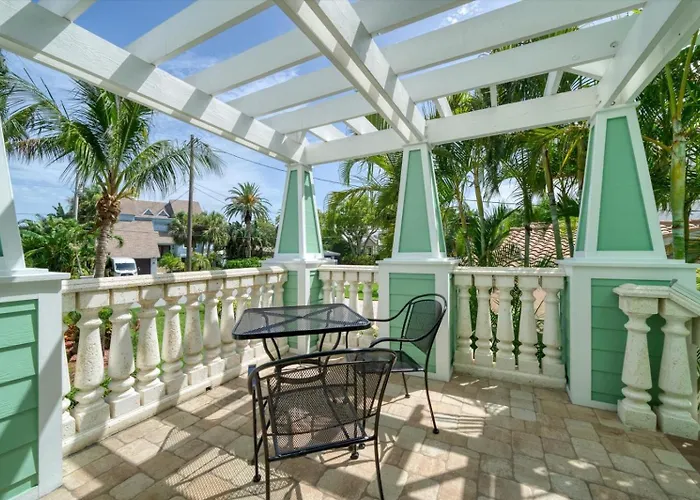 Holiday home Waterfront Luxury W/ Heated Salt Pool & Golf Cart