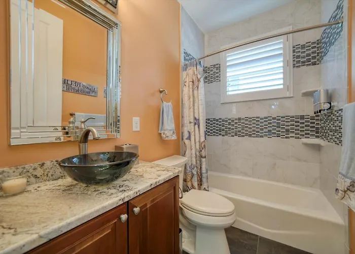 Waterfront Luxury W/ Heated Salt Pool & Golf Cart Holiday home *