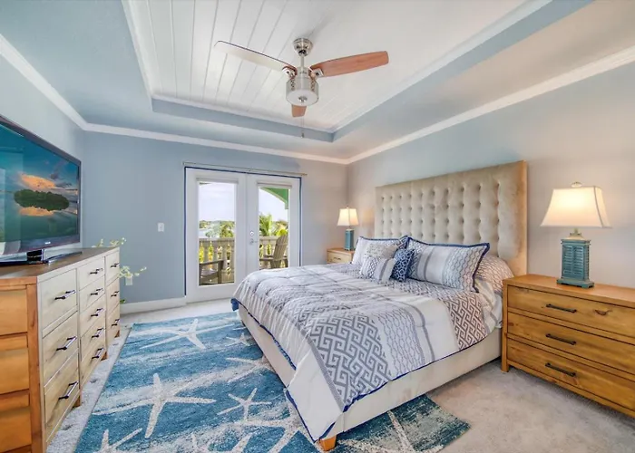 Waterfront Luxury W/ Heated Salt Pool & Golf Cart Holiday home *